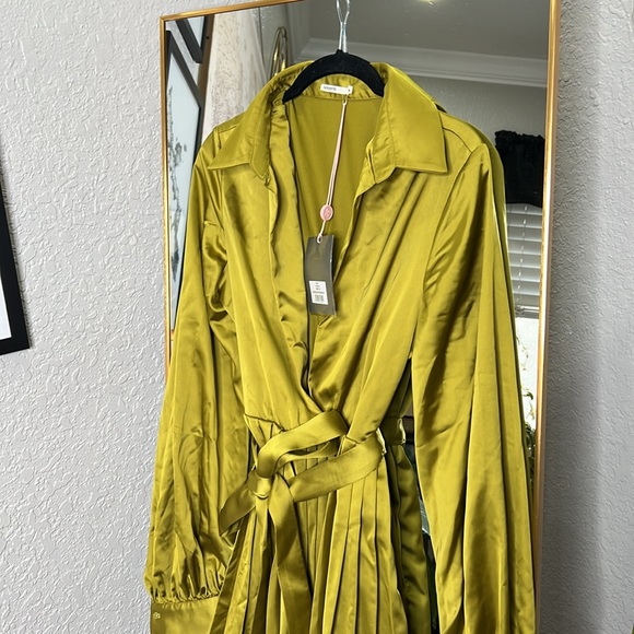 HOUSE OF CB 'Allegra' Chartreuse Pleated Shirt Dress NWOT - Picture 6 of 7